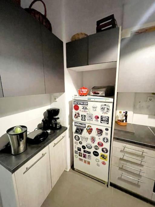 20' From The Airport,20' From The Center Of Athens Apartment Екстериор снимка
