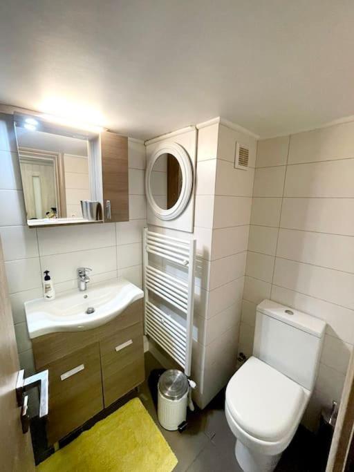 20' From The Airport,20' From The Center Of Athens Apartment Екстериор снимка