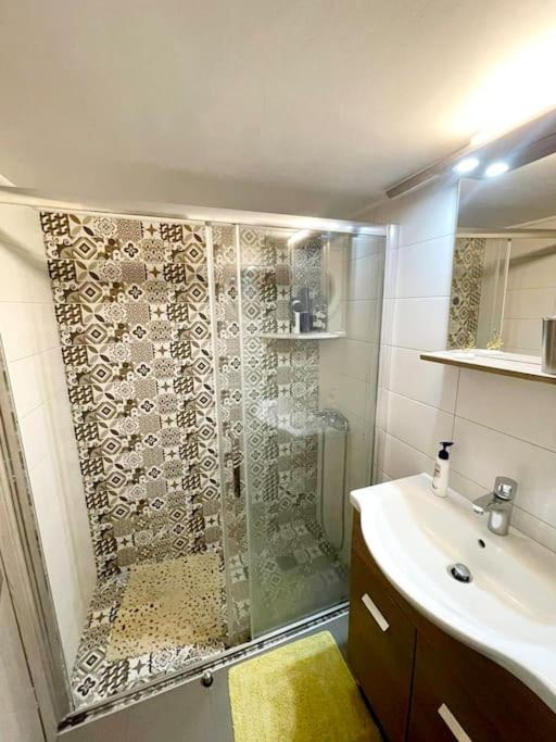 20' From The Airport,20' From The Center Of Athens Apartment Екстериор снимка